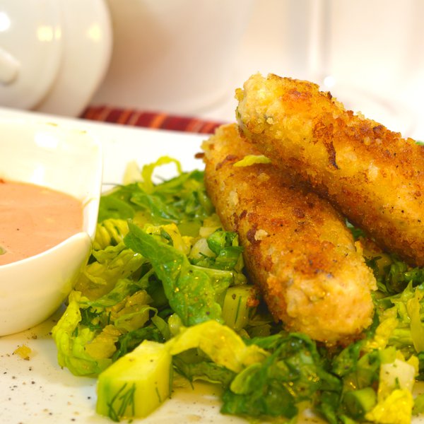 Bâtonnets de poulet croustillants et salade