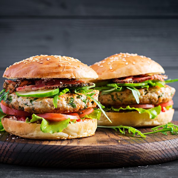 Burger de poulet avec sauce et salade (BBQ)