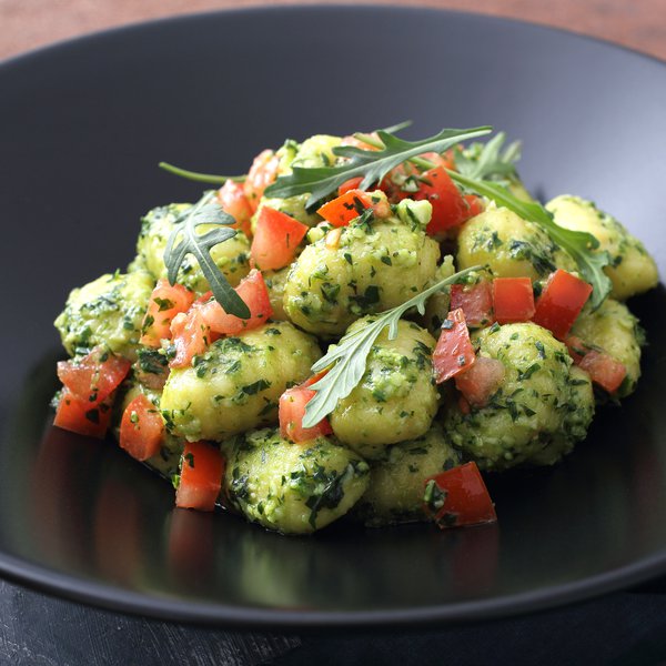 Gnocchis au pesto de basilic, chia et légumes