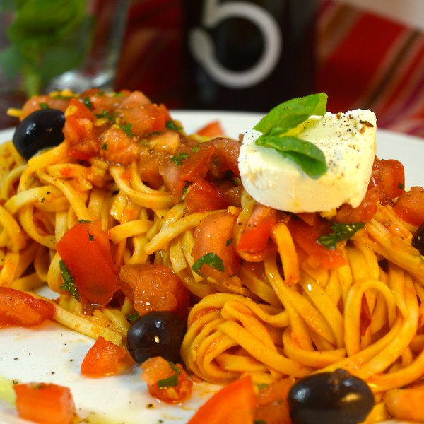 Linguini à la bruschetta with cheese