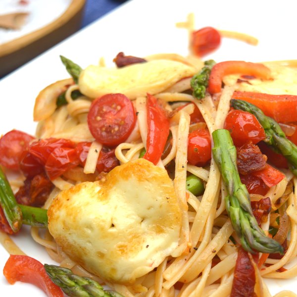 Linguini au pesto, tomates cerises et halloumi