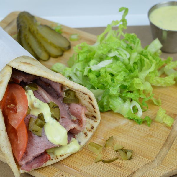 Pita au jambon avec sauce spéciale et salade