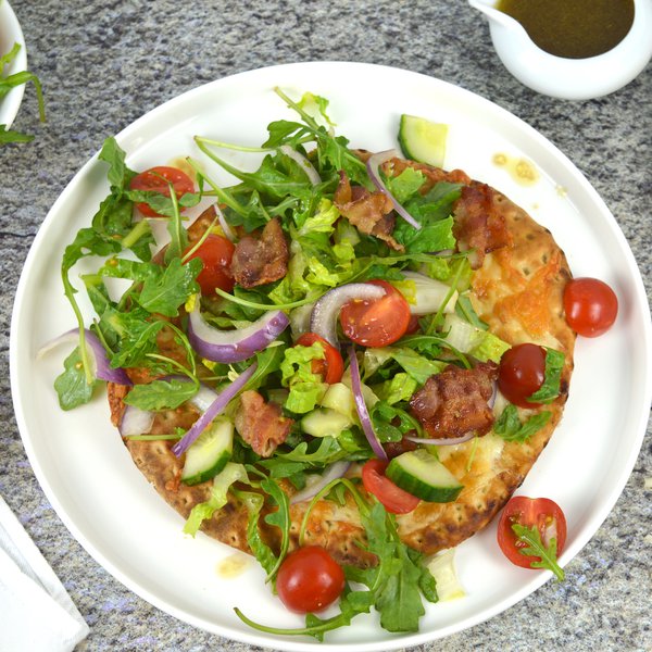 Pizza-salade au fromage et bacon