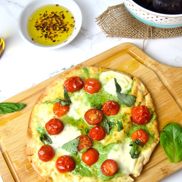 Pizza caprese avec pesto et fromage frais