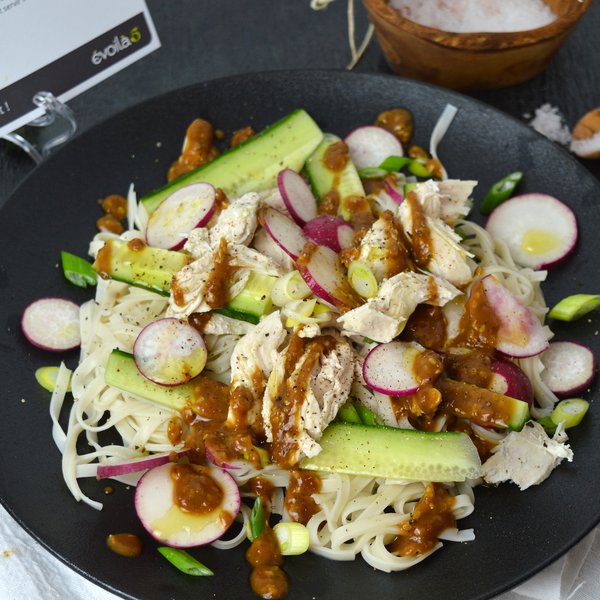 Tofu et nouilles sauce beurre d'arachides sichuanaise