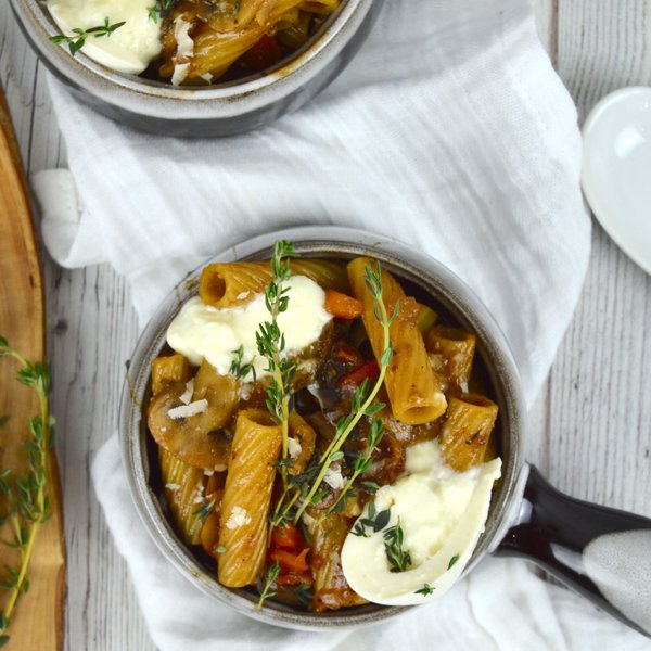 One pot ''French onion soup'' rigatoni with burrata
