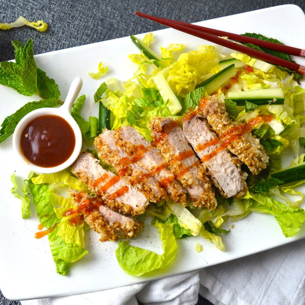 Salade de porc croustillant et sauce tonkatsu