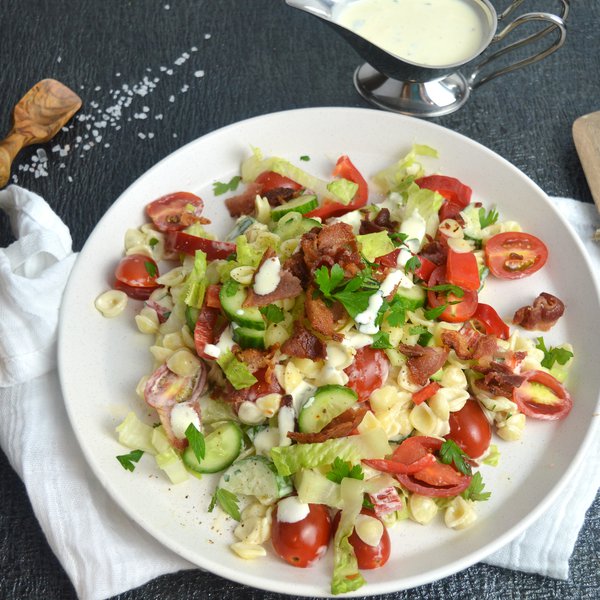 Salade de pâtes style BLT avec bacon