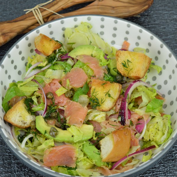 Salade de saumon fumé, avocat et croûtons