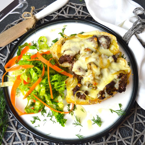 Sandwich Philly au boeuf haché avec fromage provolone