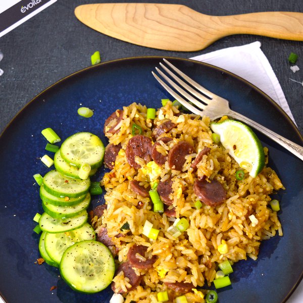 Saucisses chinoises et riz frit à la lime