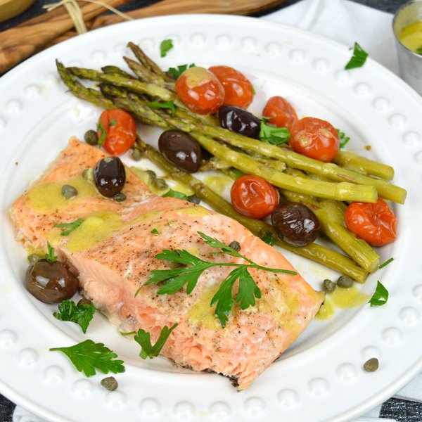 Saumon à la méditerranéenne sur  la plaque