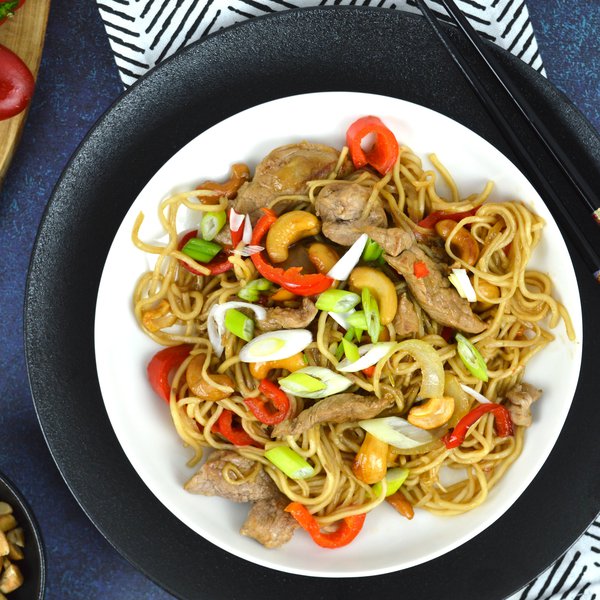 Sauté de ramen au porc, miel et noix