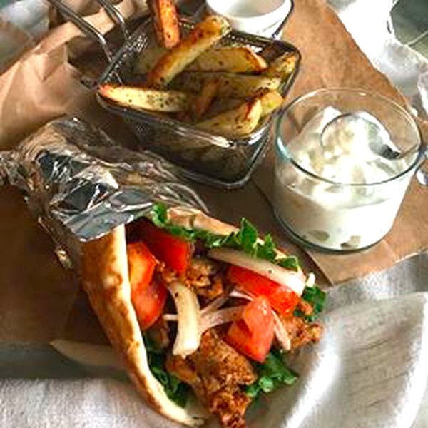 Pita souvlaki de porc avec sauce tzatziki (BBQ)