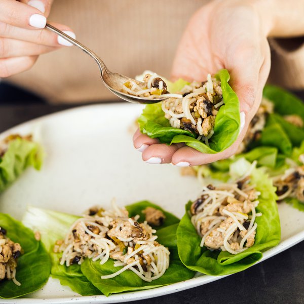 Wraps de laitue au porc et vermicelles à l’asiatique